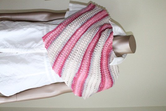 Dreieckstuch mit Rosé-, Beige- und Graustreifen und feinem Lochmuster an einem Mannequin