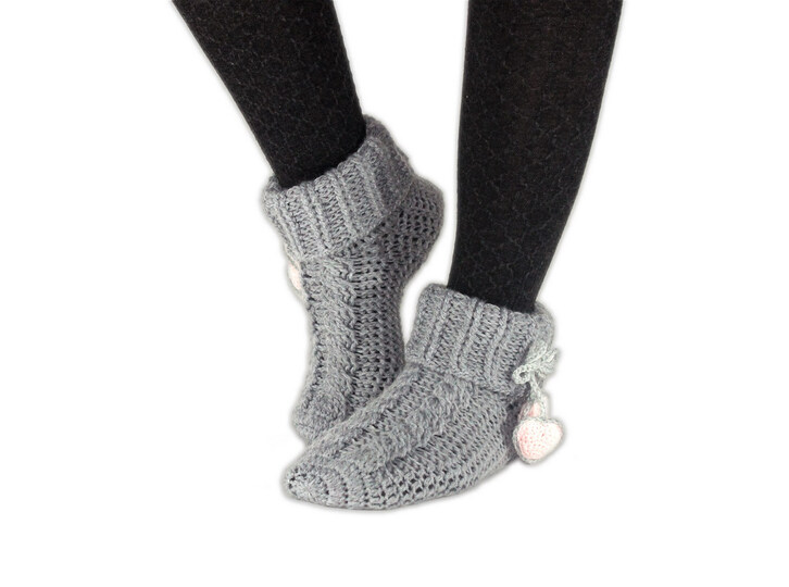 House socks with pendant "hearts" (cable stitch)