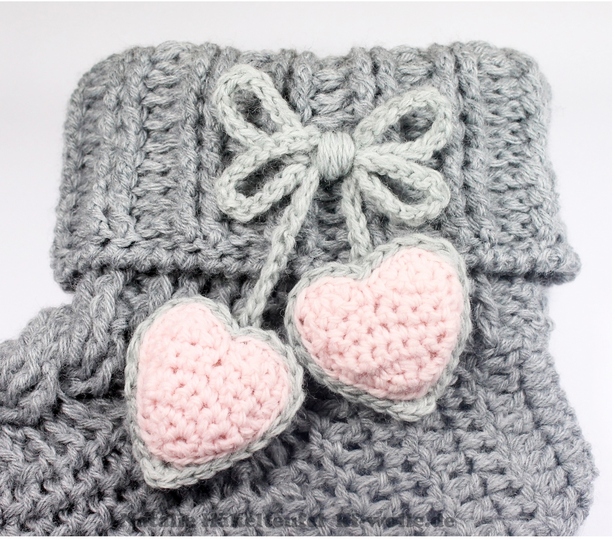 House socks with pendant "hearts" (cable stitch)