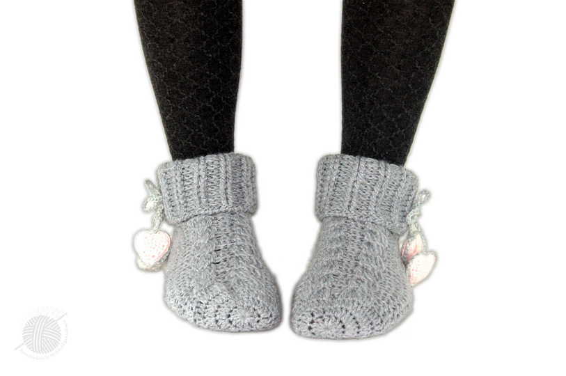House socks with pendant "hearts" (cable stitch)