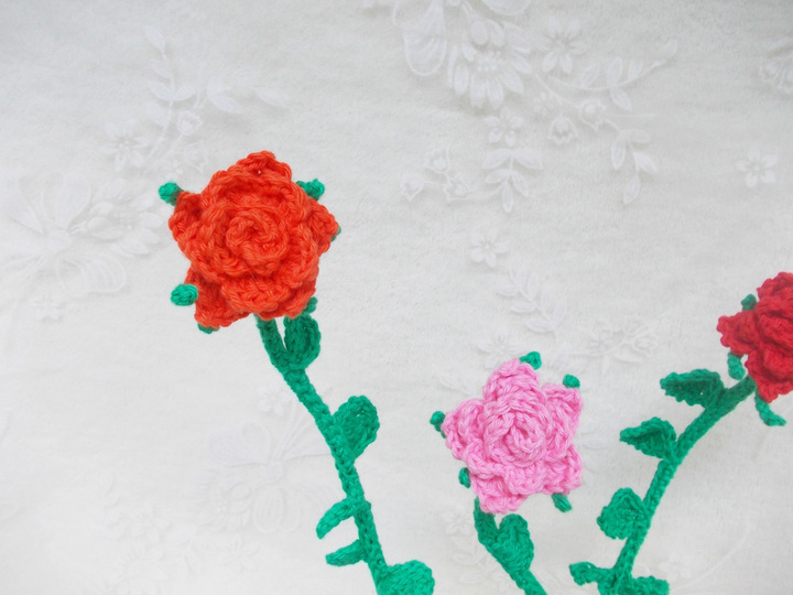 Stielrosen, Rosenranken, Rosenbogen, Rosenblätter und Rosenknospen häkeln und viele Blätter, für alle, welche Rosen lieben das Ensemble "Rosenliebe" 