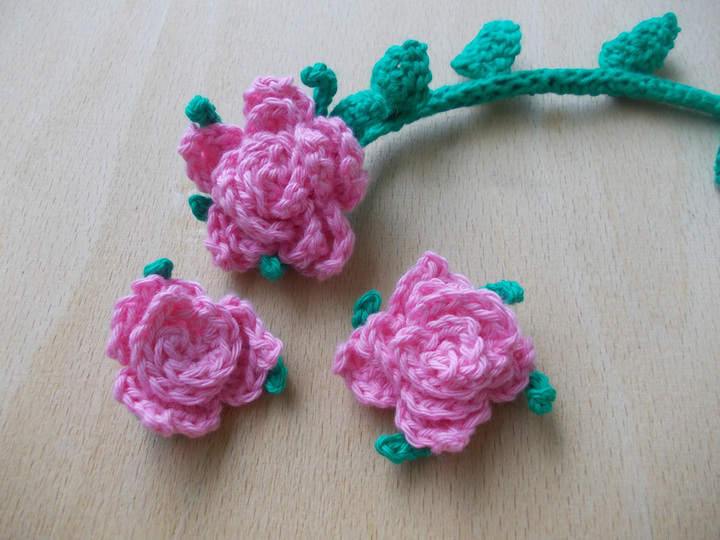 Stielrosen, Rosenranken, Rosenbogen, Rosenblätter und Rosenknospen häkeln und viele Blätter, für alle, welche Rosen lieben das Ensemble "Rosenliebe" 