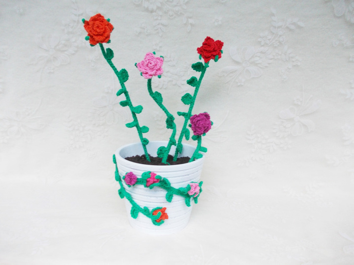 Stielrosen, Rosenranken, Rosenbogen, Rosenblätter und Rosenknospen häkeln und viele Blätter, für alle, welche Rosen lieben das Ensemble "Rosenliebe" 