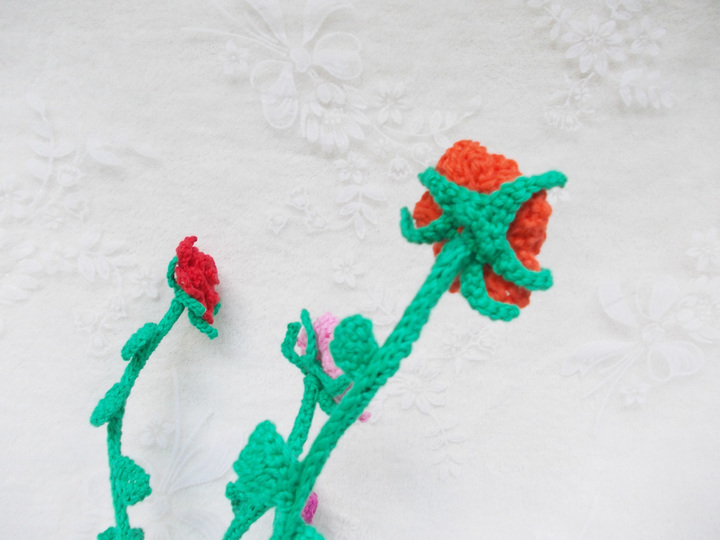 Stielrosen, Rosenranken, Rosenbogen, Rosenblätter und Rosenknospen häkeln und viele Blätter, für alle, welche Rosen lieben das Ensemble "Rosenliebe" 