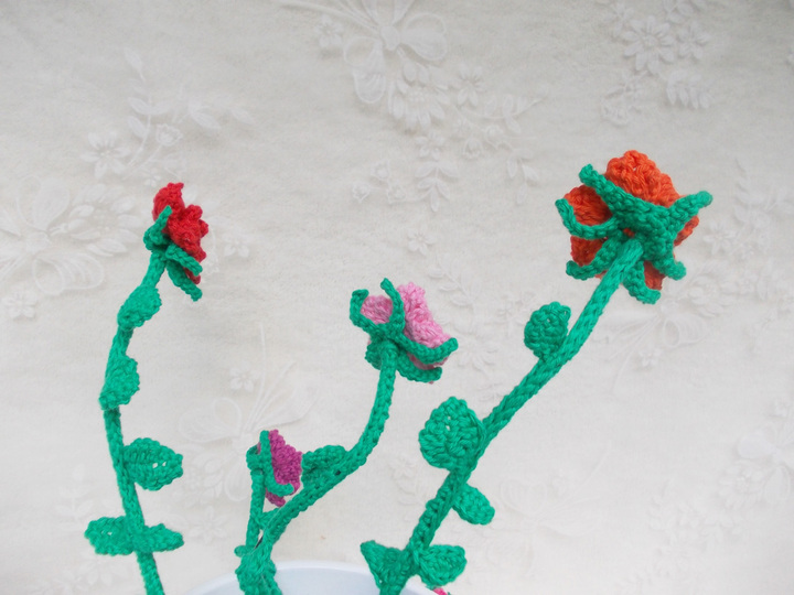 Stielrosen, Rosenranken, Rosenbogen, Rosenblätter und Rosenknospen häkeln und viele Blätter, für alle, welche Rosen lieben das Ensemble "Rosenliebe" 