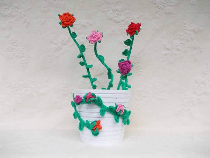 Stielrosen, Rosenranken, Rosenbogen, Rosenblätter und Rosenknospen häkeln und viele Blätter, für alle, welche Rosen lieben das Ensemble "Rosenliebe" 