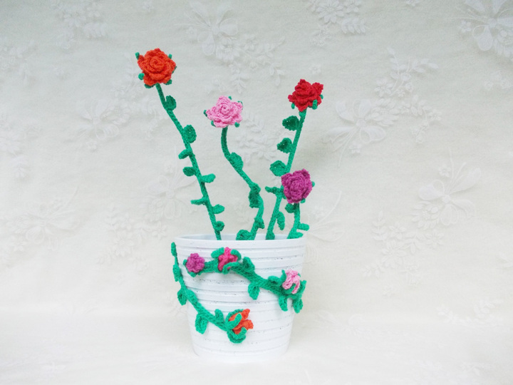 Stielrosen, Rosenranken, Rosenbogen, Rosenblätter und Rosenknospen häkeln und viele Blätter, für alle, welche Rosen lieben das Ensemble "Rosenliebe" 