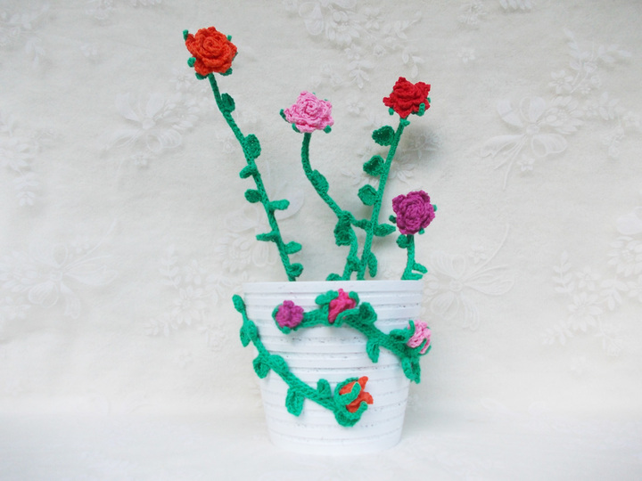 Stielrosen, Rosenranken, Rosenbogen, Rosenblätter und Rosenknospen häkeln und viele Blätter, für alle, welche Rosen lieben das Ensemble "Rosenliebe" 