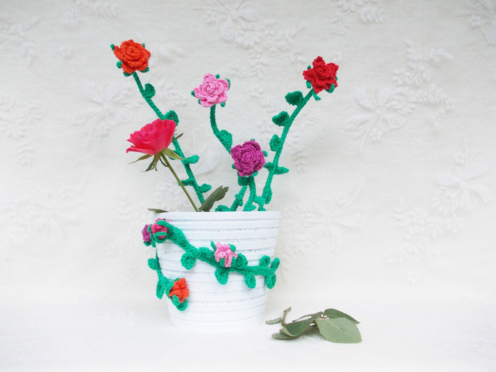 Stielrosen, Rosenranken, Rosenbogen, Rosenblätter und Rosenknospen häkeln und viele Blätter, für alle, welche Rosen lieben das Ensemble "Rosenliebe" 