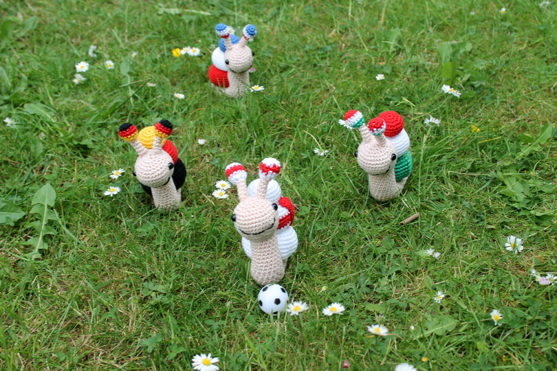 Schnecken häkeln – vier Fußballfans in Länderfarben (deutsche Anleitung)