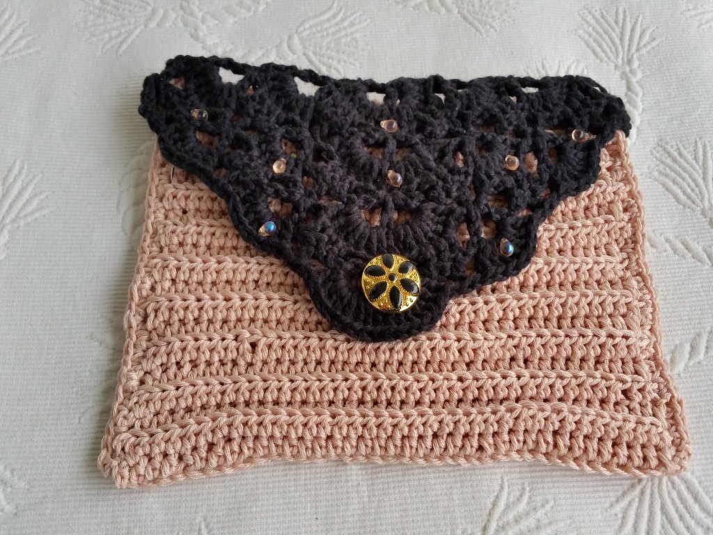 Gehäkelte Clutch beige mit dunkler Spitzenklappe, Perlen und goldfarbenem Knopf