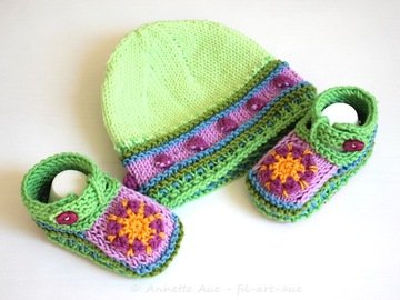 Strickanleitung für Babymütze und Schühchen im Set, für mehrere Größen