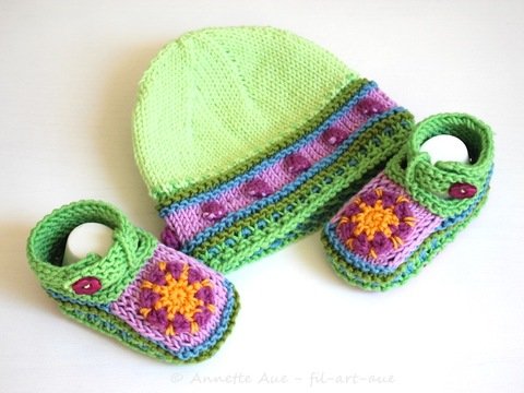 Strickanleitung für Babymütze und Schühchen im Set, für mehrere Größen
