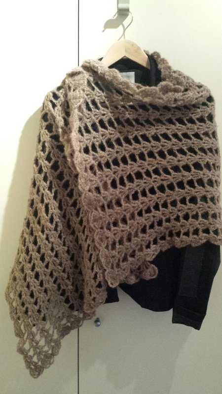 Taupefarbenes gehäkeltes Dreieckstuch mit offenem Muster an einem Bügel