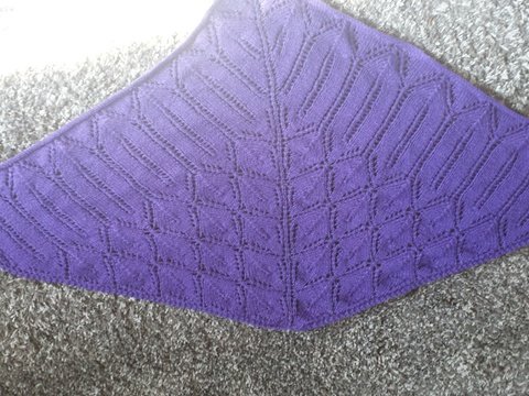 Strickanleitung für Dreieckstuch mit Blattmuster