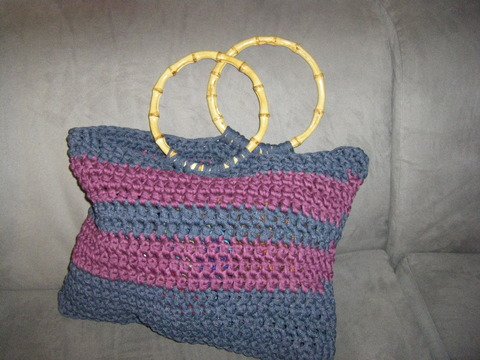 Tasche aus Hoooked Zpagetti mit Bambusgriffen