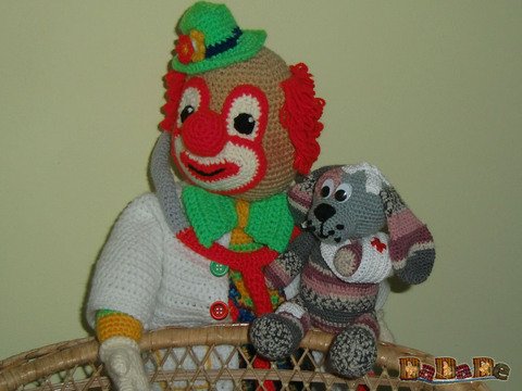 Doktor Clown mit Hasso, dem kranken Hund - gehäkelt von Dadade 