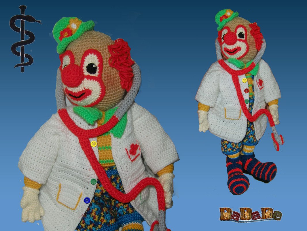 Handgehäkelte Amigurumi‑Clown‑Puppe mit Arztkittel, Stethoskop und kleinem Hut