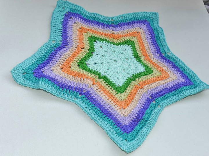 bunte Tischdecke zum Häkeln - Wollreste verwerten