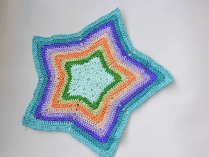 bunte Tischdecke zum Häkeln - Wollreste verwerten