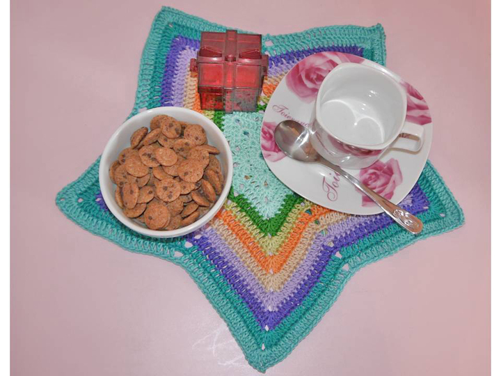 bunte Tischdecke zum Häkeln - Wollreste verwerten