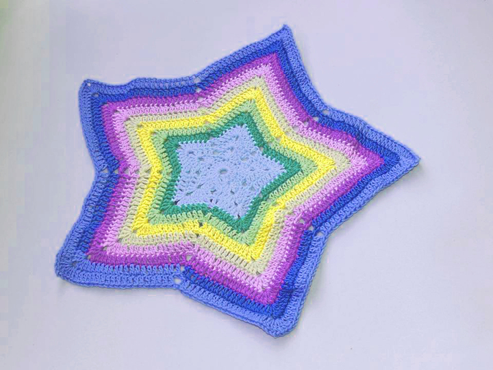 bunte Tischdecke zum Häkeln - Wollreste verwerten