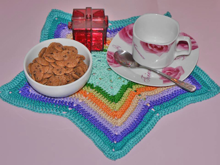 bunte Tischdecke zum Häkeln - Wollreste verwerten