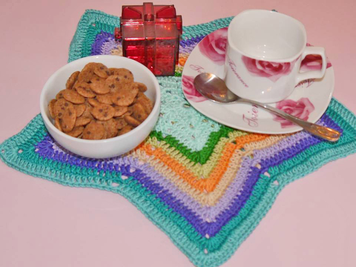 bunte Tischdecke zum Häkeln - Wollreste verwerten