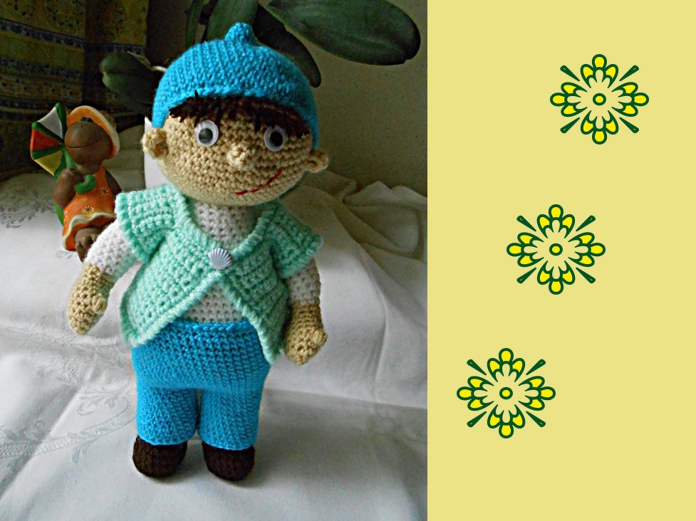 Gehäkelte Amigurumi-Puppe mit blauer Mütze und mintgrüner Weste