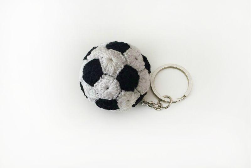 Häkelanleitung Taschenbaumler, Schlüsselanhänger "Fußball" - Bild 2