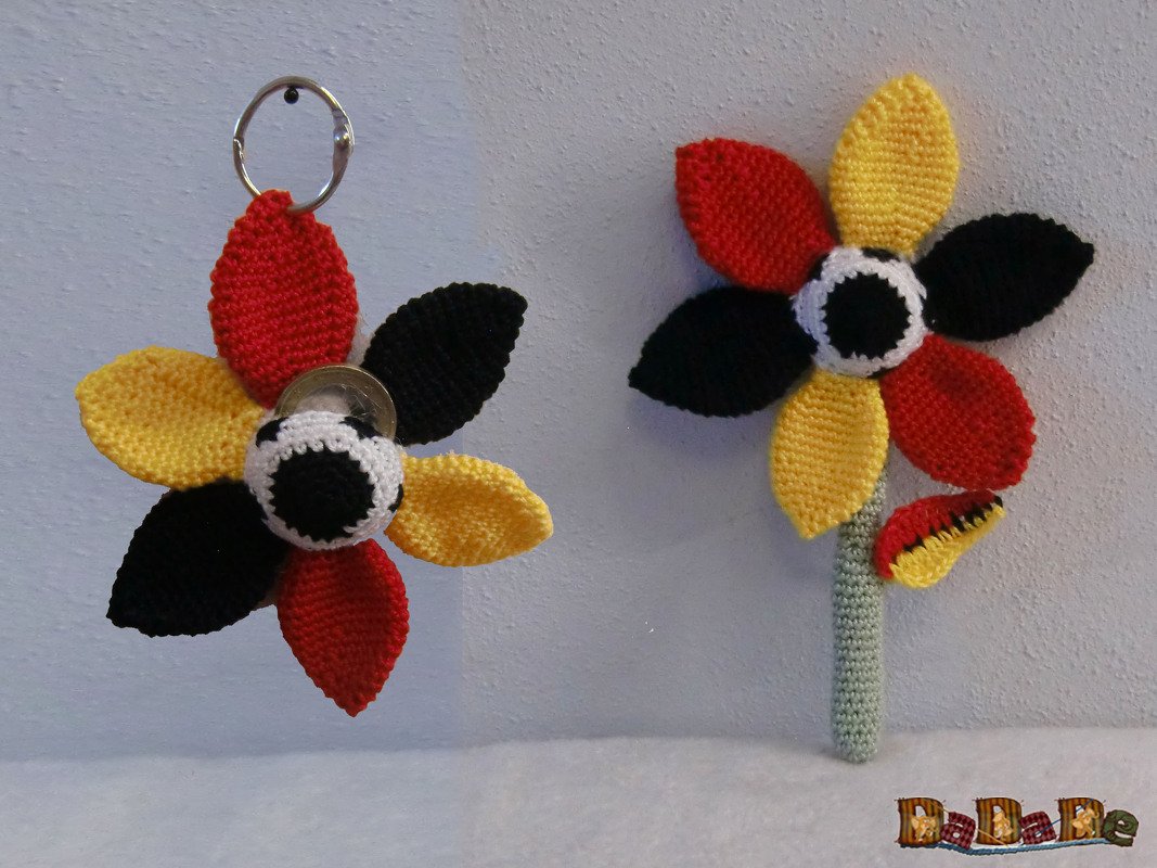 Schlüsselanhänger Blume Deutschland, mit Chip-Tasche, gehäkelt von DaDaDe