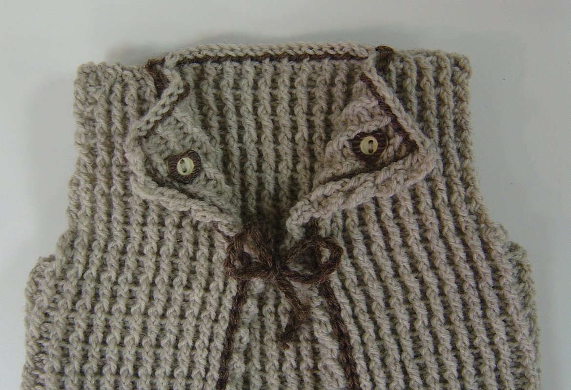 Gehäkelte beige Babyweste mit Rippenmuster, Knöpfen und brauner Schleife