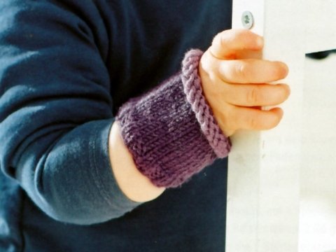 Strickanleitung Stulpe „Liebliche Anemone“ für Kinder, Warm umhüllt gegen kalte Hände