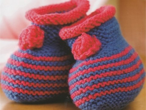 Strickanleitung Schühchen „Genial gestreift“ und mit Blümchen geschmückt