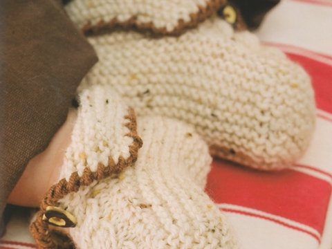 Strickanleitung Schühchen „Im Landhauslook“, Trachtenstil für die Kleinsten