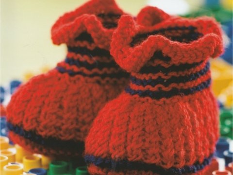 Strickanleitung Schühchen „Romantische Rüschen“ für den ersten Auftritt