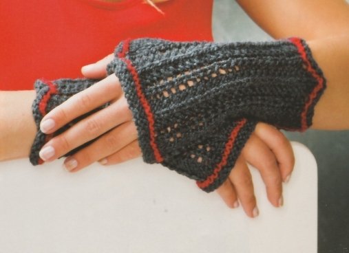 Fingerlose gestrickte Damen-Handstulpen in dunkelgrauem Garn mit rotem Rand und Lochmuster, getragen