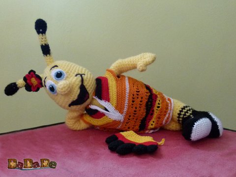 Fußball Fan Biene Ella, gehäkelt von DaDaDe