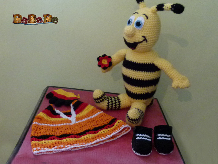 Fußball Fan Biene Ella, gehäkelt von DaDaDe