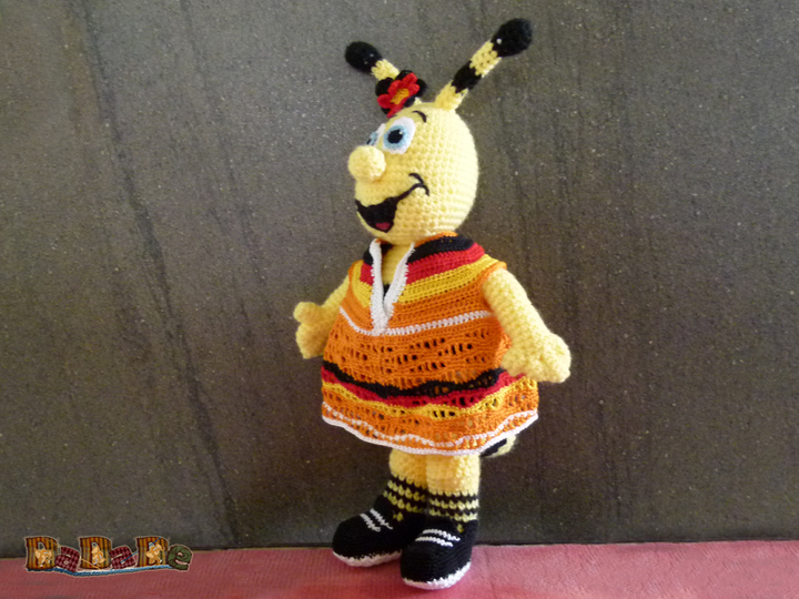 Fußball Fan Biene Ella, gehäkelt von DaDaDe