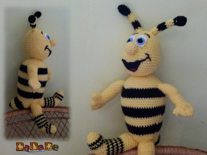 Fußball Fan Biene Ella, gehäkelt von DaDaDe