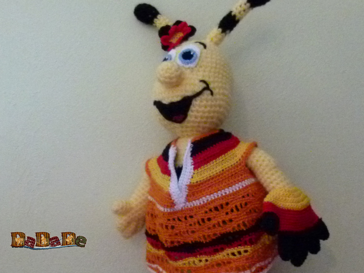 Fußball Fan Biene Ella, gehäkelt von DaDaDe