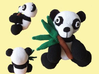 Vorder-, Seiten- und Rückansichten gehäkelter Panda-Amigurumi, zwei halten Bambuszweig