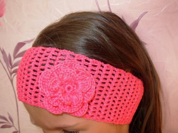 Crochet headband with loin crochet technique