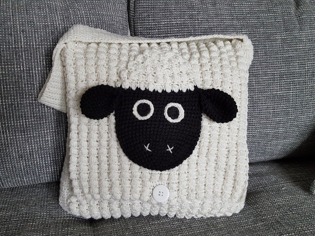 Weiße gehäkelte Tasche mit schwarzer Schaf-Applikation und Knopfverschluss