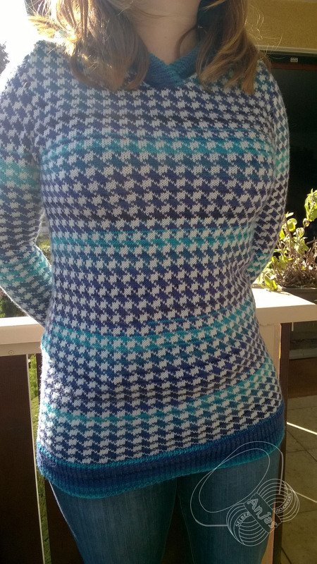 Maschinengestrickter Damenpullover mit Hahnentritt in Blau und Türkis, gerippter Kragen und Saum