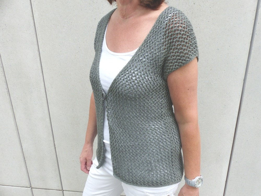 Kurzarmweste mit Lochmuster, Strickanleitung Größe S, M, L   