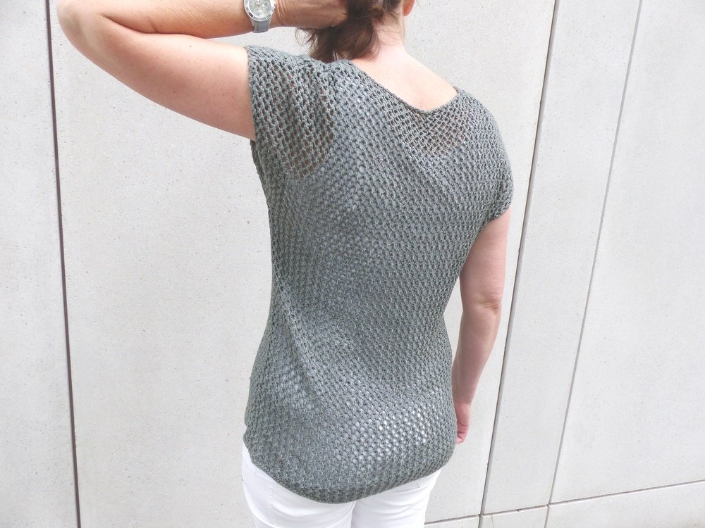 Rückenansicht eines graugrünen, offen gestrickten Damen-Tops mit V-Ausschnitt