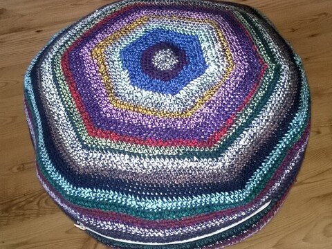 Häkelanleitung für ein Sitzkissen – Bodenkissen – Pouf – perfekt für die Verarbeitung von Wollresten