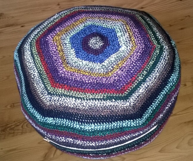 Häkelanleitung für ein Sitzkissen – Bodenkissen – Pouf – perfekt für die Verarbeitung von Wollresten